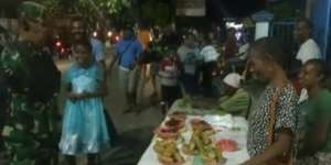 Momen Haru Prajurit TNI Turun dari Kapal, Beri Hormat dan Peluk Ibunda yang Sedang Jualan di Tepi Jalan