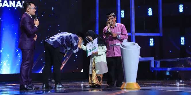 Momen Haru Menag Cium Tangan Neneh Hasanah, 68 Tahun Mengajar Madrasah