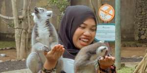 Trip Honeymoon ke Kebun Binatang, Penampilan Mumuk Gomez Pakai Hijab Banjir Pujian