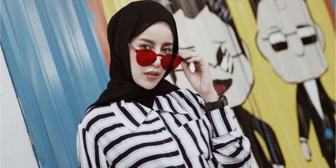 Inspirasi Gaya Monokrom ala Aghnia Punjabi, Outfitnya Super Gemas
