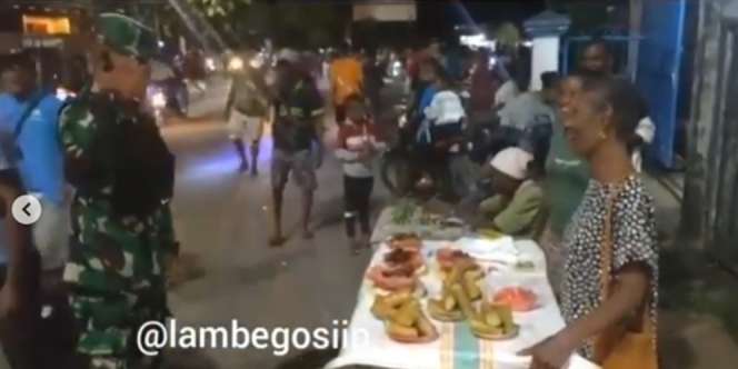 Prajurit TNI Beri Hormat kepada Penjual Nasi di Pelabuhan yang Ternyata Ibunya