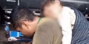 Ayah Gendong Anak Tidur Sambil Perbaiki Kendaraan, Potretnya Jadi Sorotan