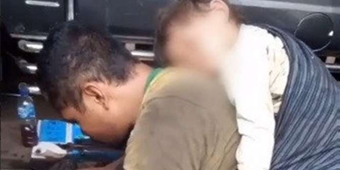 Ayah Gendong Anak Tidur Sambil Perbaiki Kendaraan, Potretnya Jadi Sorotan