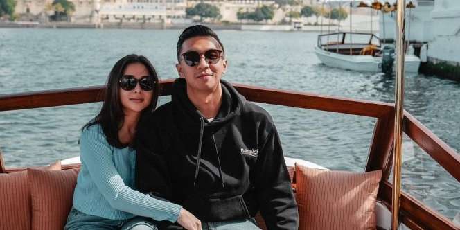 Penampilan Nikita Willy Pakai Celana Jeans Sobek Rp10 Juta