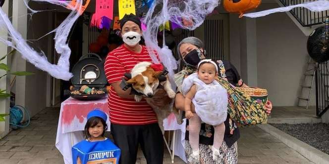 Lucunya Putri Caca Tengker Jadi Kaleng Kerupuk