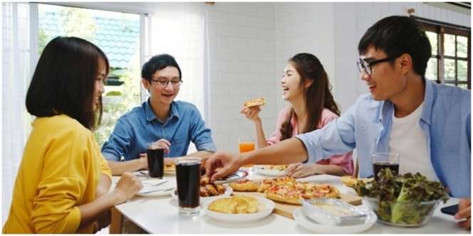 14 Arti Mimpi Makan Bersama, Jadi Tanda Sebentar Lagi Terlepas dari Masalah