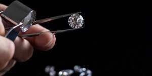 Dikira Cuma Cincin Imitasi, Wanita Ini Nyaris Buang Berlian Rp39 Miliar