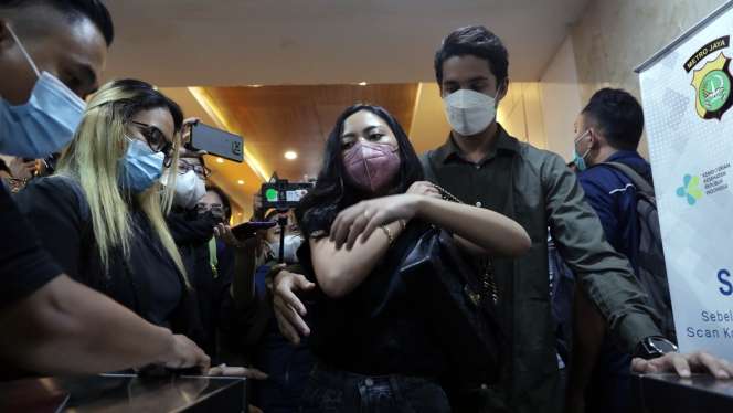 FOTO: Gaya Rachel Vennya Saat Diperiksa Polisi, Jinjing Tas Ratusan Juta
