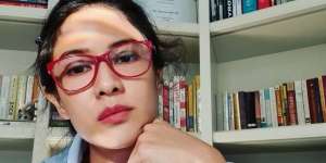 Cara Unik Dian Sastro Bikin Wajah Glowing Saat Meeting Online