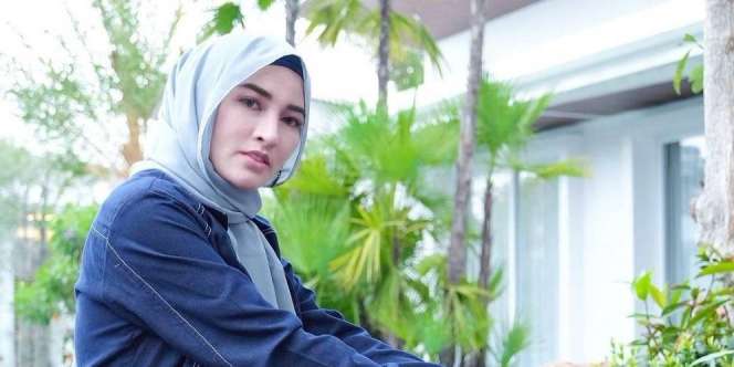 Gaya Outfit Crazy Rich Malang Sedekah Harta di Panti Jompo