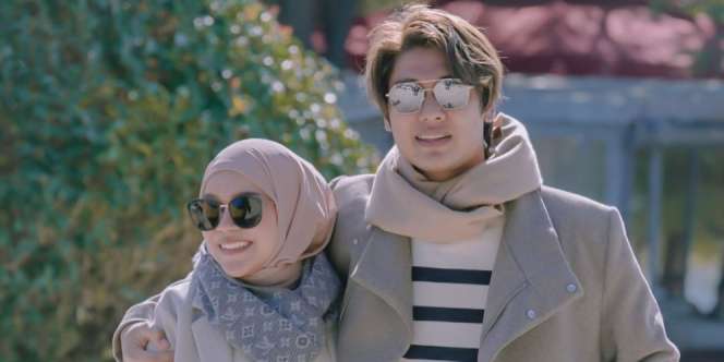 Pose Cantik Lesti Kejora dengan Tas Kecil, Harganya Bikin Meriang