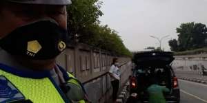 Viral 'Polisi atau Tiada' Bantu Warga Alami Ban Pecah di Jaksel, Ini Fakta Sebenarnya