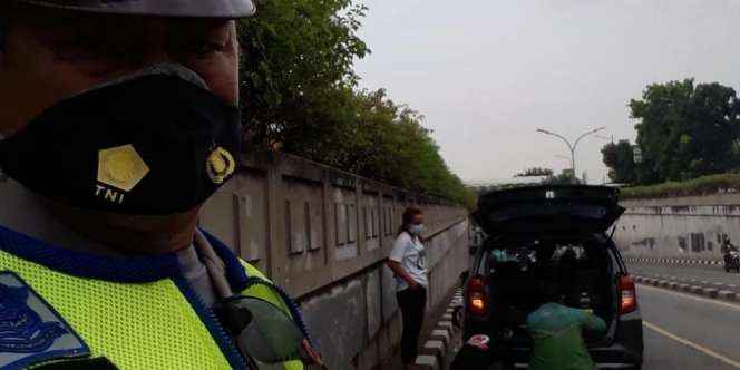 Viral 'Polisi atau Tiada' Bantu Warga Alami Ban Pecah di Jaksel, Ini Fakta Sebenarnya