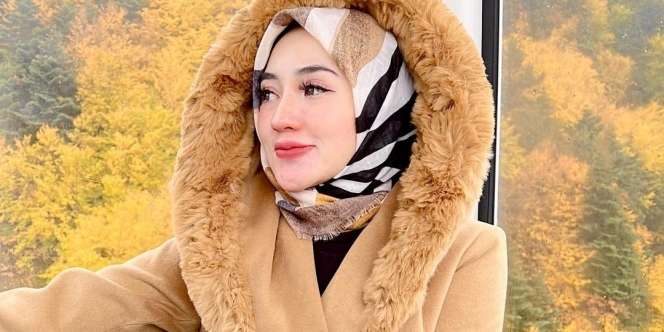 Gaya Liburan Shella Saukia Pakai Tas Mungil Ratusan Juta