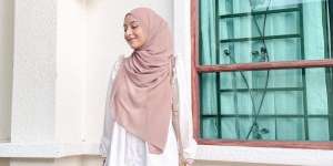 Tips Padu-padan Busana Kantor Nuansa Putih & Merah Muda