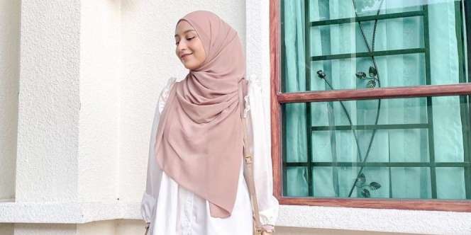 Tips Padu-padan Busana Kantor Nuansa Putih & Merah Muda