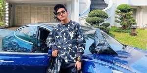 Crazy Rich Medan Ketiban Apes, Tesla Rp1,5 M `Nyangkut` Lumpur