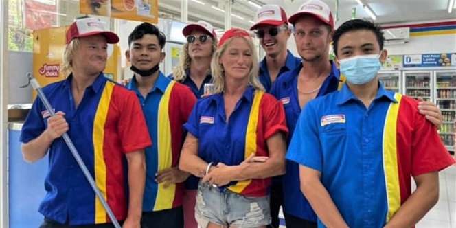 Kocak! Sekelompok Bule di Bali Cosplay Jadi Pegawai Minimarket saat Halloween
