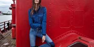Gandeng Dr Denim, Samsung Bikin Desain Saku Jeans Khusus Buat Galaxy Z Flip3