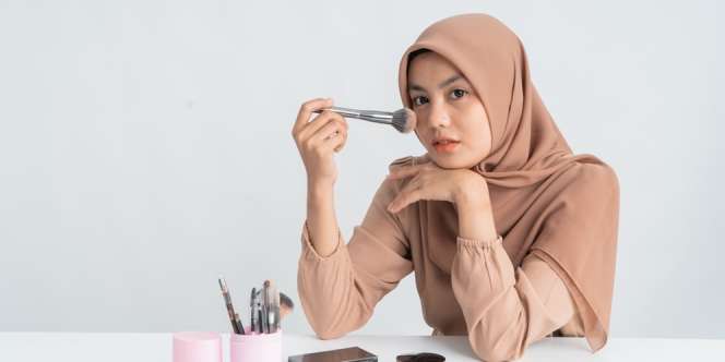 Powder Cream vs Bedak Biasa, Mana yang Ampuh Bikin Wajah Glowing Seharian?