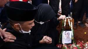 Tangis di Pusara Vanessa Angel dan Bibi Andriansyah, Satu Liang Lahad