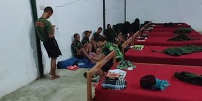 Momen Lucu Saat Pelatih Bagikan Kembali HP Para Prajurit TNI