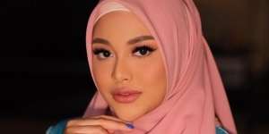 Aurel Pakai Outfit Serba Hitam, Bros 'Sultan' Warna Emas Curi Perhatian