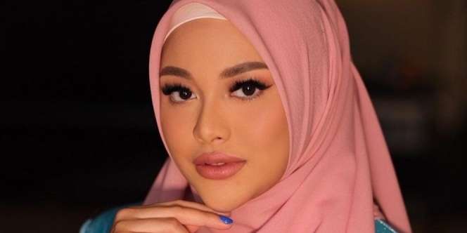 Aurel Pakai Outfit Serba Hitam, Bros 'Sultan' Warna Emas Curi Perhatian