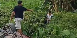 Kesal dengan Suami, Istri Ceburin Mobil ke Kebun