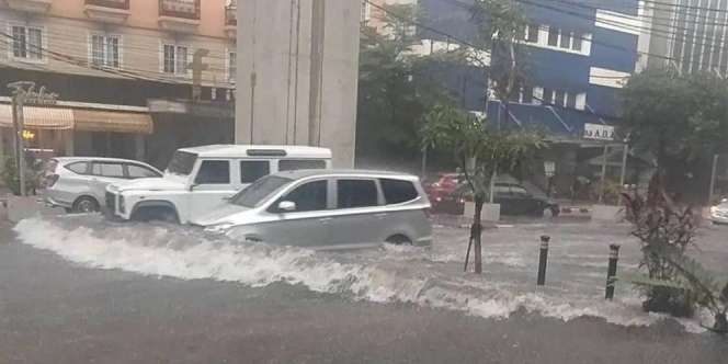 Ada 'Ombak' di Panglima Polim, Efek Jakarta Diguyur Hujan Seharian