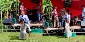 Viral Anak Seret Ayah Turun Panggung Saat Asyik Sawer Biduan