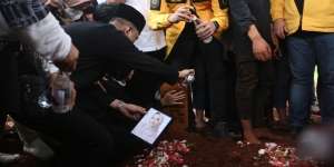 Bunga yang `Tak Pernah Layu` di Makam Vanessa Angel & Suami
