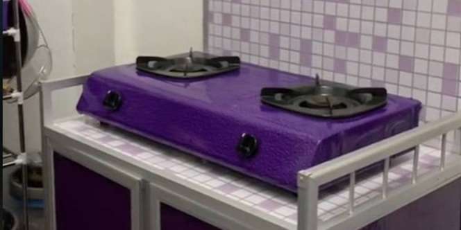 Pemilik Rumah Fanatik Ungu, Kompor Juga 'Disulap' Ungu Metalik