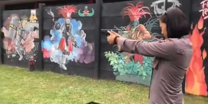 Video Polwan Cantik Lihai Menembak, Meski Sambil Joget Peluru Tepat Sasaran