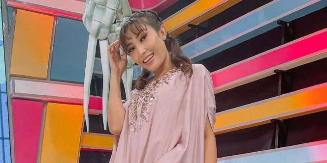 Pakai Sneakers Lokal Colorful, Tampilan Ayu Dewi Bak ABG