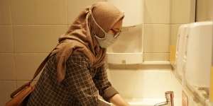 Mana Lebih Berisiko, Tutup Kloset Sebelum atau Setelah Pijit Tombol Flush?