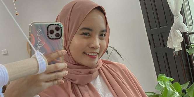 Nuansa 'Earth Tone' di Tampilan Andriani Toegiono