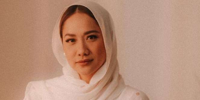 Ziarah ke Makam Suami, Bunga Citra Lestari: Happy Anniversary