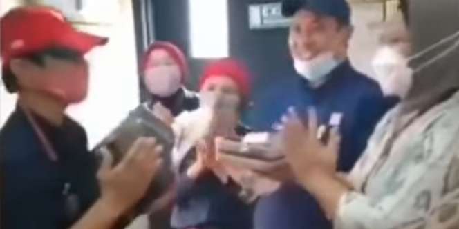 27 Tahun Mengabdi, Pegawai Resto Cepat Saji Ini Dapat Kejutan di Hari Terakhirnya Bekerja