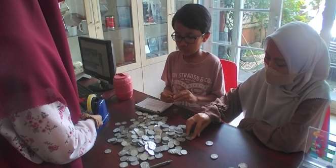 Haru, Bocah 9 Tahun Sedekahkan Seluruh Tabungan di Celengan