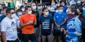 Saat Menparekraf Asyik Berinteraksi dengan Hiu Paus di Teluk Tomini