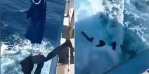 Viral Pria Ini Numpang Cuci Pakaian di Laut, Aksinya Bikin Ngeri!