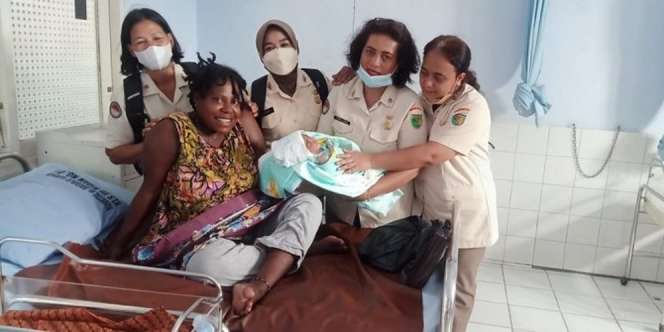 Heroik 4 PNS Korem Jayapura Bantu Ibu Melahirkan di Pinggir Jalan