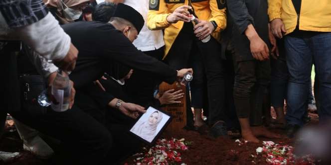 Video Haru Orang Tua Bibi Ardiansyah Cuma Bisa Pandangi Makam Anak dari Luar Karena TPU Dikunci