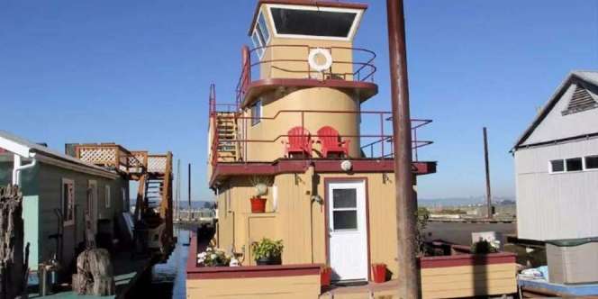 Ada 'Kastil' di Dermaga, Lihat Rumah Apung Berdesain Megah