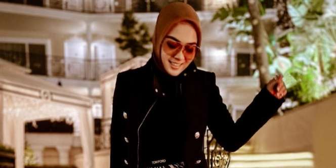 Outfit Celana Motif Zebra Syahrini di LA, Harganya Serasa Ingin Lari dari Kenyataan