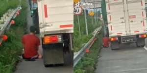 Viral Pria Sholat di Samping Truk, Bikin Kagum Netizen