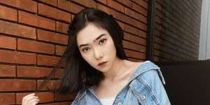 Deretan Tas Feminin Isyana Sarasvati yang Harganya di Bawah Rp5 Juta