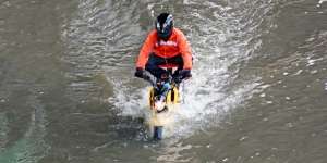 Motor Bermasalah Terobos Banjir, Ini Langkah Pengecekan Darurat Agar Tak Rusak Parah!