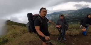 Goks, Pemuda Ini Ajak Emaknya Naik Gunung: Ini Riyanni Djangkaru!